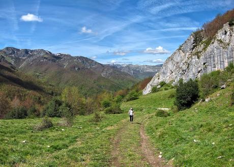 Pico Montoviu desde Tarna por el Cordal de la Bolera Pico Montoviu desde Tarna por el Cordal de la Bolera