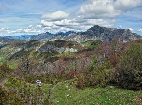 Pico Montoviu desde Tarna por el Cordal de la Bolera Pico Montoviu desde Tarna por el Cordal de la Bolera
