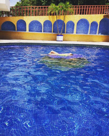 Vacaciones Parte 1. El primer viaje de Isabel a la playa La imagen puede contener: piscina, exterior y agua