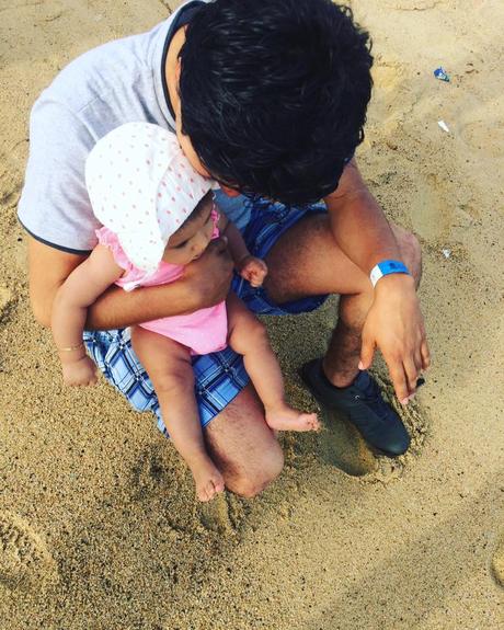 Vacaciones Parte 1. El primer viaje de Isabel a la playa La imagen puede contener: una o varias personas, personas sentadas, niños y exterior