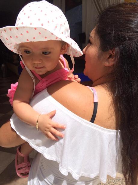 Vacaciones Parte 1. El primer viaje de Isabel a la playa La imagen puede contener: 1 persona, de pie, niños y primer plano