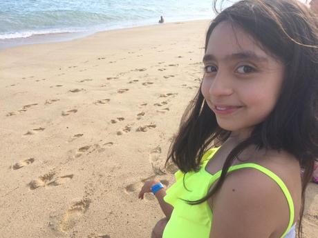 Vacaciones Parte 1. El primer viaje de Isabel a la playa La imagen puede contener: 1 persona, sonriendo, playa, niños, océano, exterior, naturaleza y agua