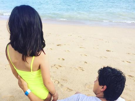 Vacaciones Parte 1. El primer viaje de Isabel a la playa La imagen puede contener: una o varias personas, océano, playa, niños, exterior, naturaleza y agua