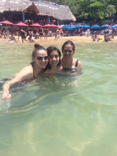 Vacaciones Parte 1. El primer viaje de Isabel a la playa La imagen puede contener: 3 personas, personas sonriendo, natación, exterior y naturaleza