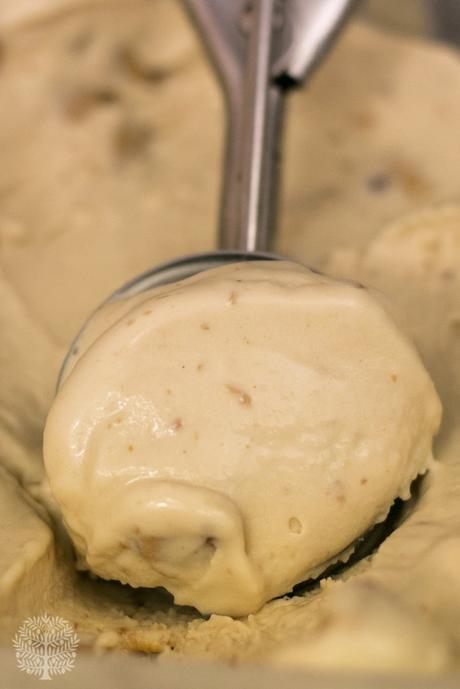 Helado casero de turrón con trocitos