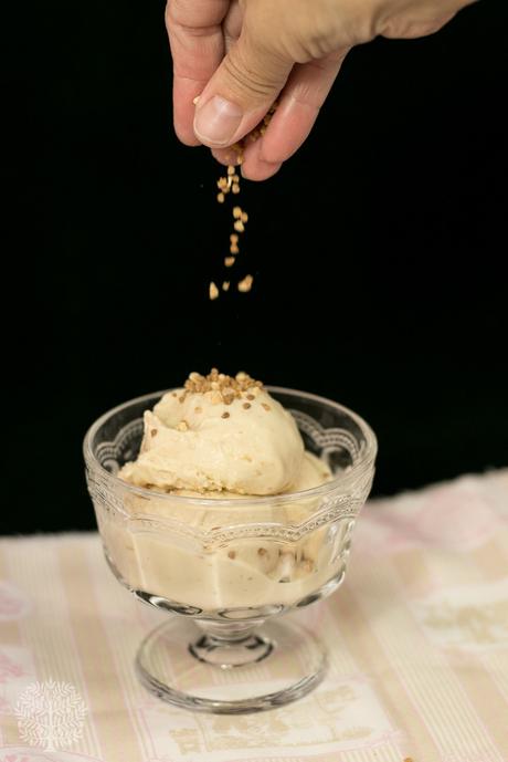 Helado casero de turrón con trocitos