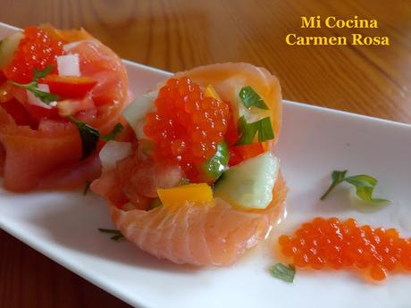 ROLLITOS DE SALMON AHUMADO RELLENOS DE PIPIRRANA CON VINAGRETA DE LIMON Y ACEITE DE OLIVA VIRGEN EXTRA MALAGUEÑO ROLLITOS DE SALMON AHUMADO RELLENOS DE PIPIRRANA CON VINAGRETA DE LIMON Y ACEITE DE OLIVA VIRGEN EXTRA MALAGUEÑO
