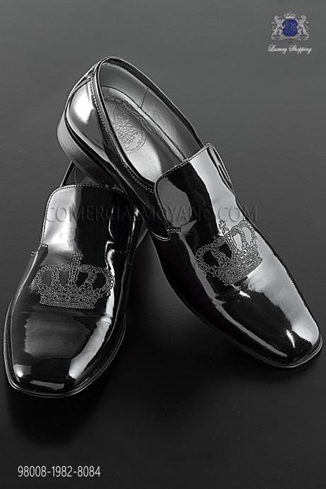 http://www.comercialmoyano.com/es/903-zapatos-slippers-charol-negro-con-bordado-corona-plata-98008-1982-8084-ottavio-nuccio-gala.html