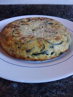 Tortilla de calabacín y atún con orégano