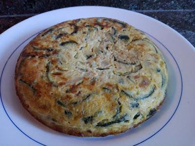 Tortilla de calabacín y atún con orégano