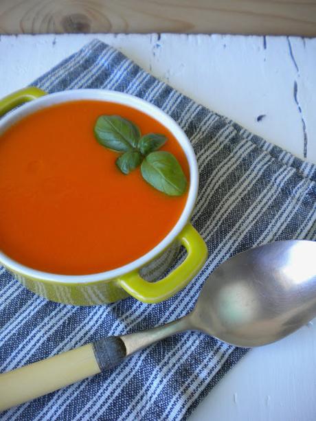 Sopa de tomate con aceite de albahaca