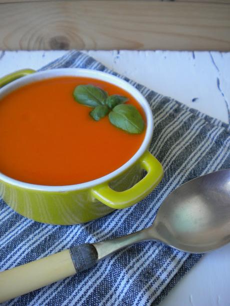 Sopa de tomate con aceite de albahaca