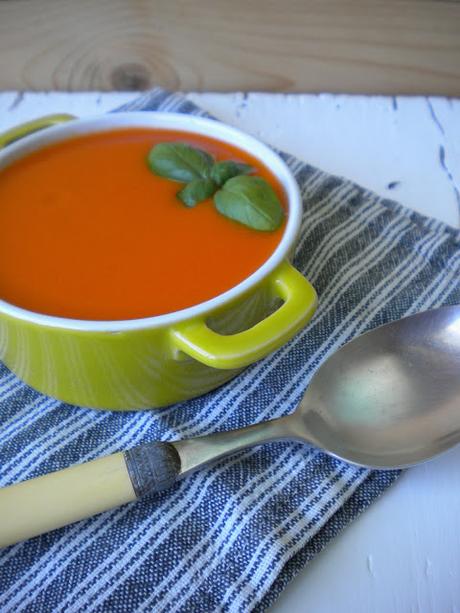 Sopa de tomate con aceite de albahaca