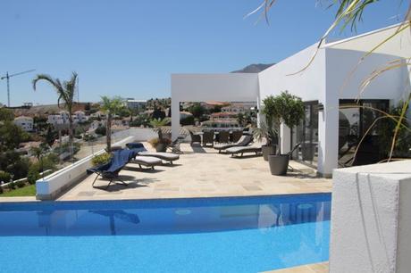 venta casas benalmadena infinity pool estilo nórdico costa del sol estilo escandinavo casas de vacaciones casas de diseño casas danesas españa casa con piscina 