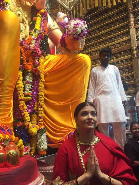 Aishwarya Rai en el templo Lalbaugcha Raja de Mumbai
