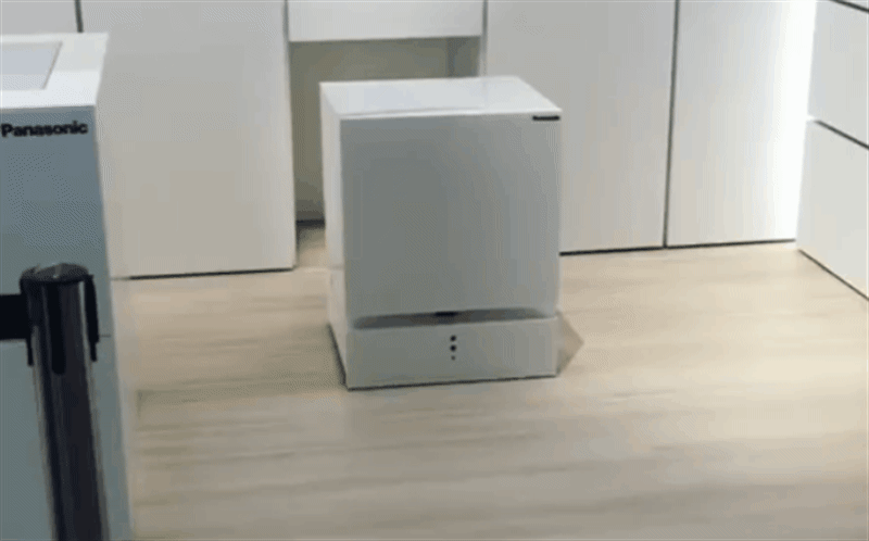 Frigorífico que se desplaza respondiendo a las llamadas de voz Frigorífico que atiende llamadas de voz