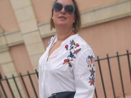 look talla grande curvy con Blue Sunglasses de primark y falda vaquera de H&M con camisa de flores de violeta by mango outfit gafas de sol azules