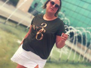 look con camiseta militar de H&M con falda blanca customizada de primark y lace up marron para un outfit de verano