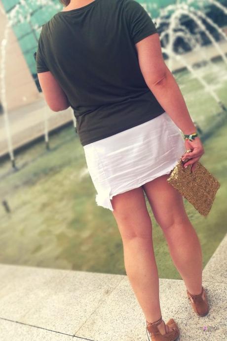 look con camiseta militar de H&M con falda blanca customizada de primark y lace up marron para un outfit de verano