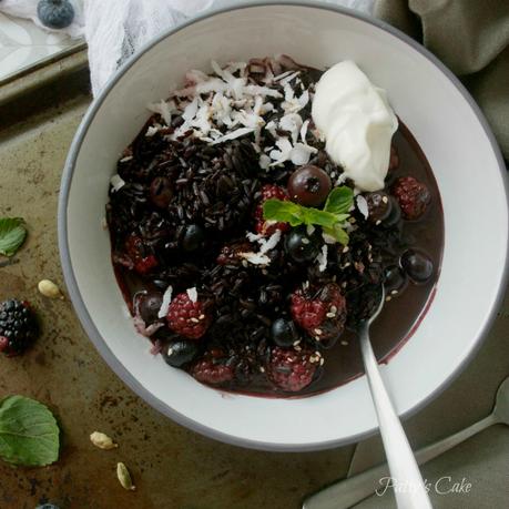 Porridge de arroz negro con arándanos y moras