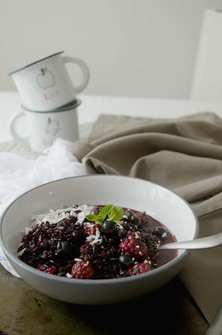 Porridge de arroz negro con arándanos y moras