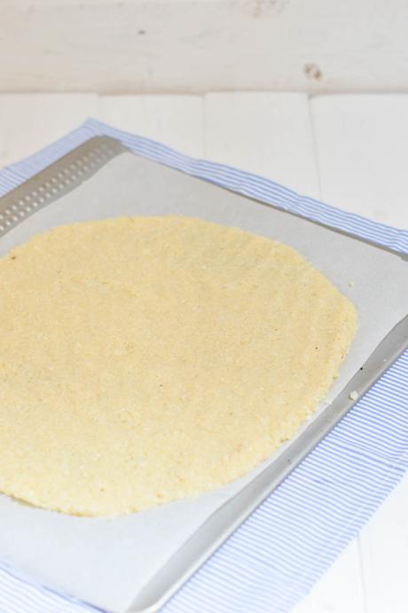 Base de pizza hecha con coliflor rallada, sin gluten Pizza con base de coliflor
