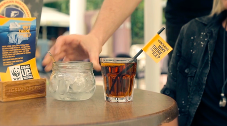 WWF le quita los hielos a los vasos de un bar para concienciar sobre el calentamiento global WWF le quita los hielos a los vasos de un bar para concienciar sobre el calentamiento global