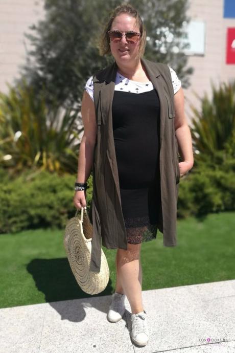 look chaleco militar mango outlet look talla grande curvy con chaleco militar de mango outlet con vestido lencero negro de tirantes y encaje con sneakers y capazo redondo outfit verano