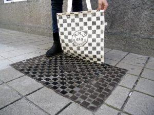 raubdruckerin y su “imprenta callejera” raubdruckerin-alcantarillas-totenart