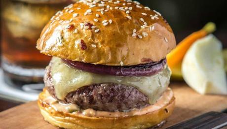 Hamburguesa de Pollo con Trufa y Queso Gruyere Hamburguesa de Pollo con Trufa y Queso Gruyere