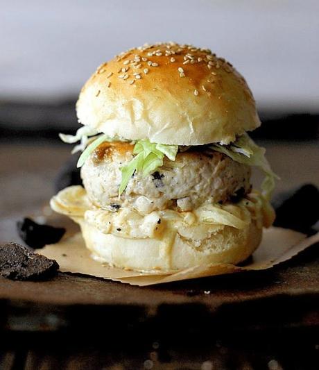 Hamburguesa de Pollo con Trufa y Queso Gruyere Hamburguesa de Pollo con Trufa y Queso Gruyere