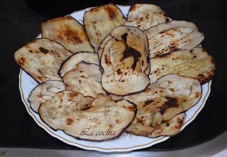 Rollitos de berenjena con tapenade y queso fresco Rollitos de berenjena con tapenade y queso fresco