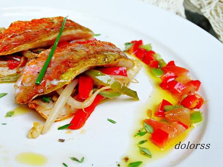 Salmonetes al horno con vinagreta de pimientos