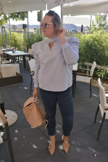 Mi camisa con perlas look talla grande curvy con camisa con perlas azul de primark con jeans pitillo y zapatos de lazo nude de zara con mochila nude outfit otoño