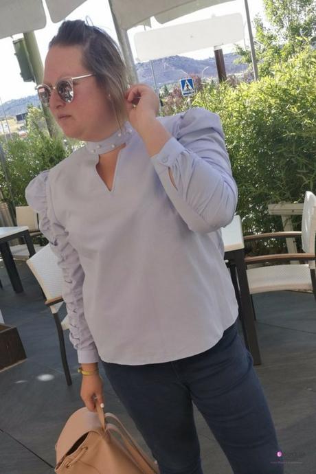 Mi camisa con perlas look talla grande curvy con camisa con perlas azul de primark con jeans pitillo y zapatos de lazo nude de zara con mochila nude outfit otoño