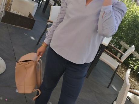 Mi camisa con perlas look talla grande curvy con camisa con perlas azul de primark con jeans pitillo y zapatos de lazo nude de zara con mochila nude outfit otoño