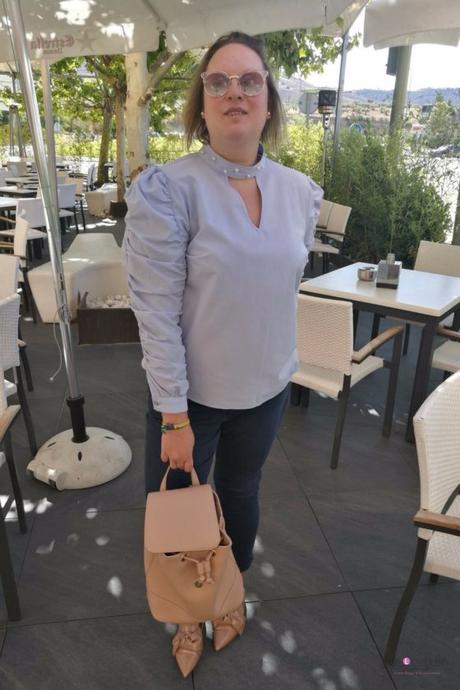 Mi camisa con perlas look talla grande curvy con camisa con perlas azul de primark con jeans pitillo y zapatos de lazo nude de zara con mochila nude outfit otoño