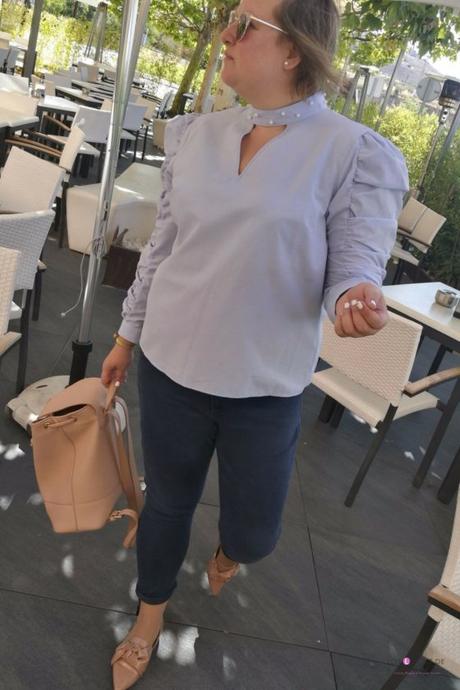 Mi camisa con perlas look talla grande curvy con camisa con perlas azul de primark con jeans pitillo y zapatos de lazo nude de zara con mochila nude outfit otoño