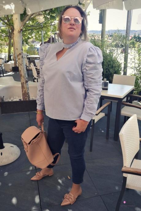 Mi camisa con perlas look talla grande curvy con camisa con perlas azul de primark con jeans pitillo y zapatos de lazo nude de zara con mochila nude outfit otoño