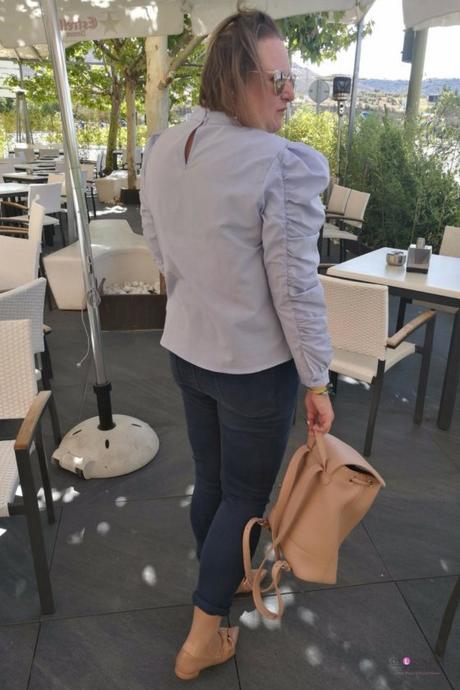 Mi camisa con perlas look talla grande curvy con camisa con perlas azul de primark con jeans pitillo y zapatos de lazo nude de zara con mochila nude outfit otoño