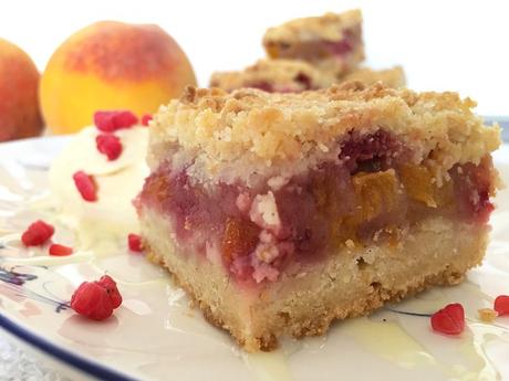 Barritas de melocotón y frambuesas (peach raspberry crumb bars)