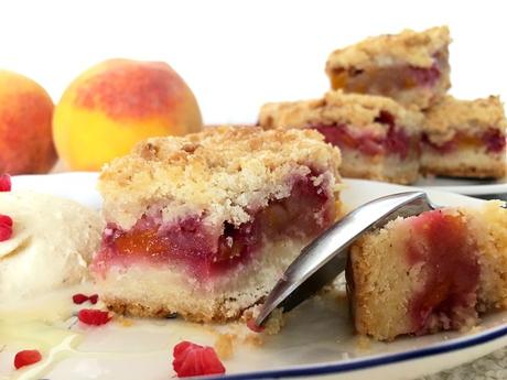 Barritas de melocotón y frambuesas (peach raspberry crumb bars)