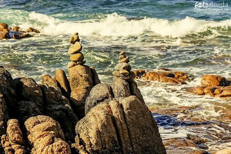 Equilibrio diagonal  desafiando a las olas con rotundidad - Fotografía artística