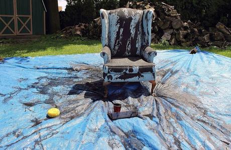 Encontró una silla en la carretera y la pintó de una forma poco convencional