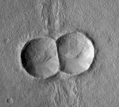 Doble cráter en Marte Doble cráter en Marte