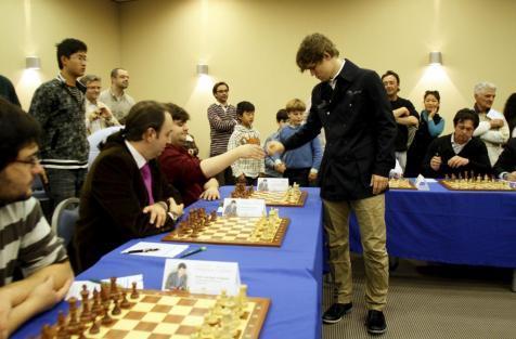 Carlsen 22 victorias y 3 tablas en simultáneas de Mallorca Carlsen 22 victorias y 3 tablas en simultáneas de Mallorca
