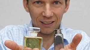 nuevo_material--644x362 Jan Schroers muestra objetos fabricados con el nuevo material, que puede modelarse en cualquier forma. U. de Yale / ABC.es