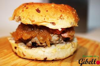 Hamburguesas de cabrito con foie de pato trufado y cebolla caramelizada