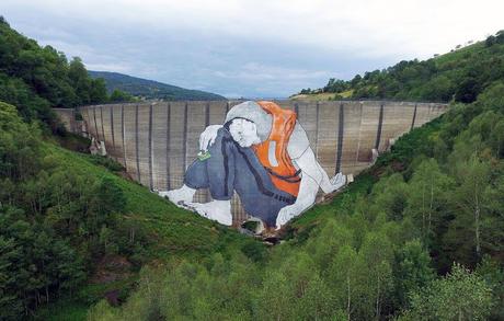 Mural de 47 metros por el dúo de artistas Ella y Pitr