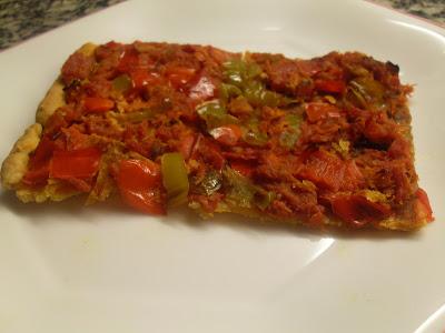 Coca de tomate y pimientos valenciana